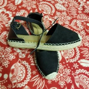 Old navy black closed toe sandles/espadrilles